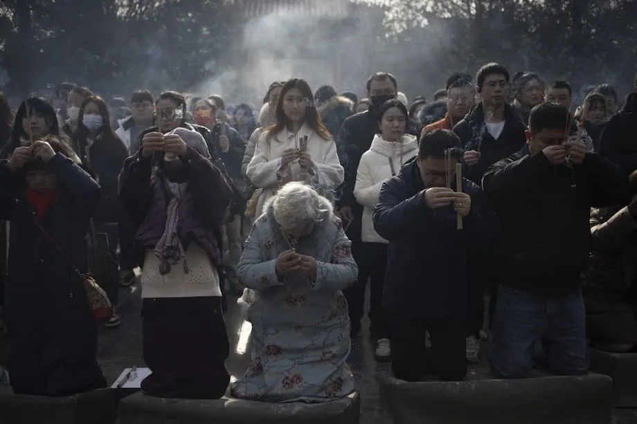 Mga Taga-Lungsod ng Tsina at ang Paglaganap ng mga Panlolokong Guoxue: Tradisyon, Pagkakakilanlan, at Pang-akit ng Kaliwanagan