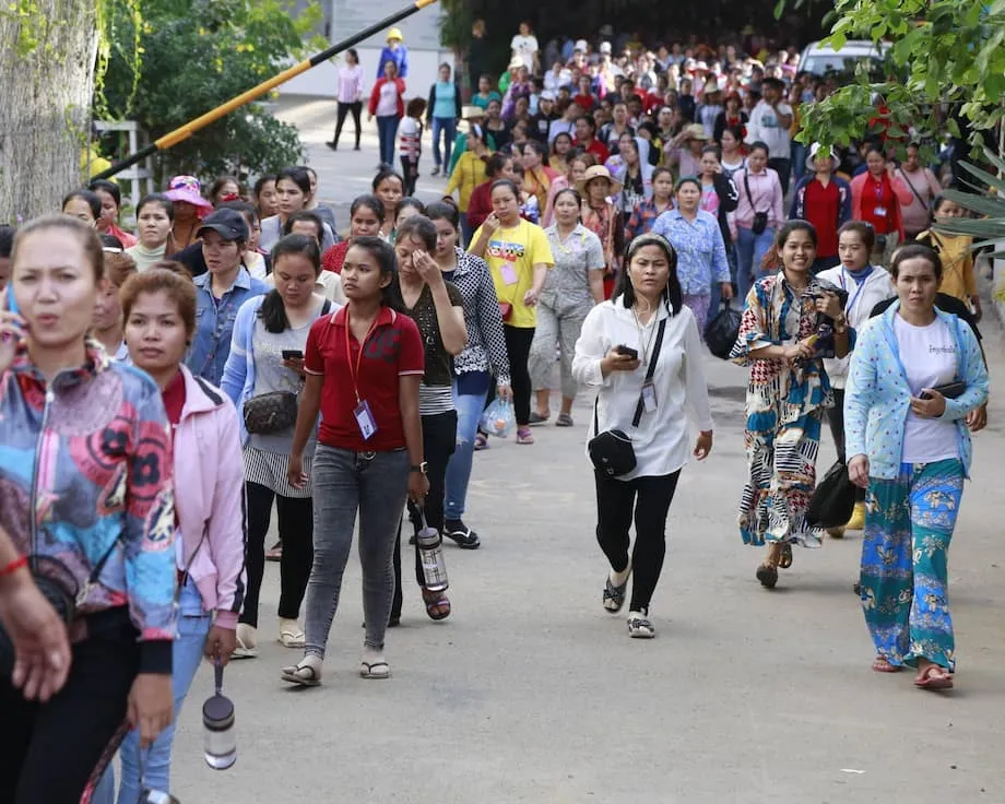 Nanganganib ang mga Trabaho at Katatagang Pang-ekonomiya ng Cambodia Dahil sa mga Taripa ng US, Nagdudulot ng Kawalang-katiyakan sa mga Manggagawa sa Damit