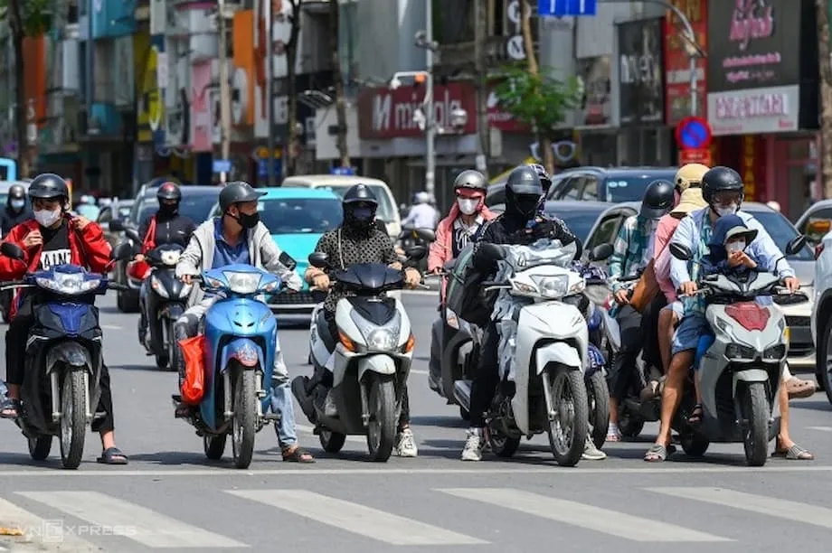Rebolusyon sa mga De-kuryenteng Motorsiklo sa Hanoi: Mga Pangako, Hamon, at Landas na Tatahakin