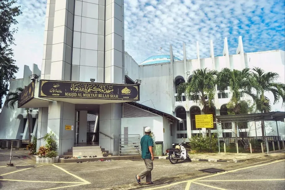 Paghihigpit ng Terengganu sa mga Muslim na Lumiliban sa Biyernes na Panalangin: Masusing Pagsusuri sa Pagpapatupad ng mga Batas Panrelihiyon sa Malaysia