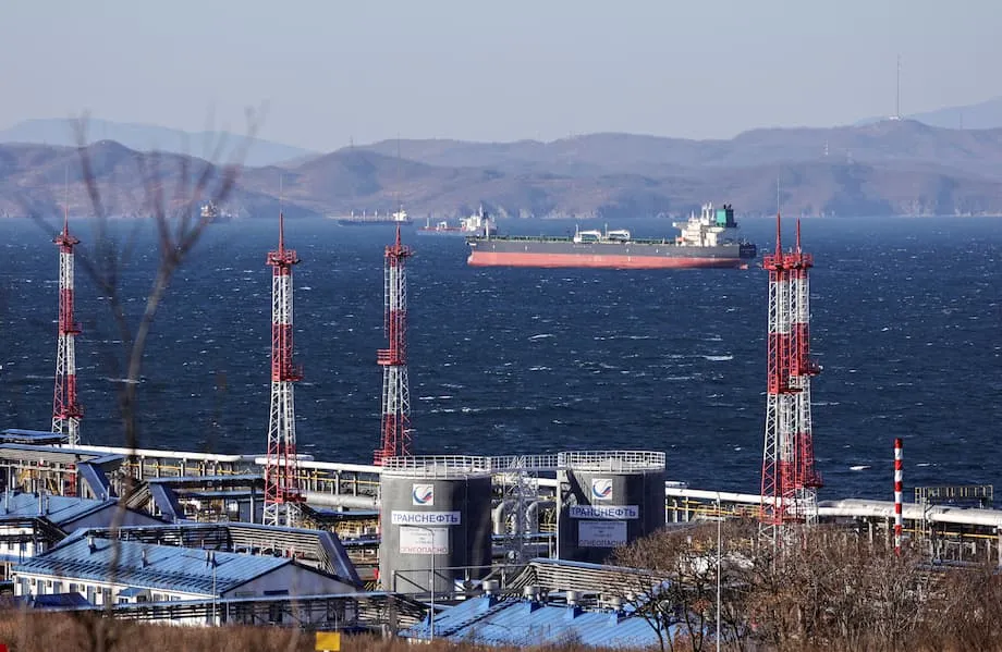 Pinalalaki ng China ang Pag-angkat ng Langis ng Russia Habang Tinamaan ng Taripa ng US ang India: Heopolitika, Kalakalan, at Kinabukasan ng Pandaigdigang Daloy ng Enerhiya