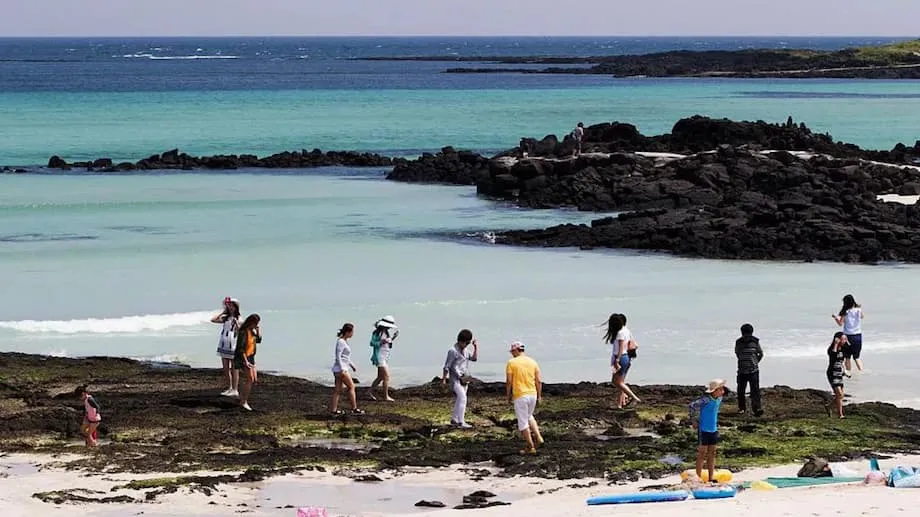 Naglabas ang Jeju Island ng Multilingguwal na mga Alituntunin sa Pag-uugali ng mga Turista sa Gitna ng mga Alalahanin sa Overtourism