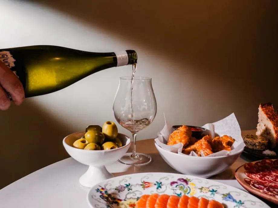 Revolution sa Fritz Hansen Place: Paano Naging Pinakainobatibong Destinasyon sa Kainan at Disenyo sa Singapore ang RVLT Wine Bar