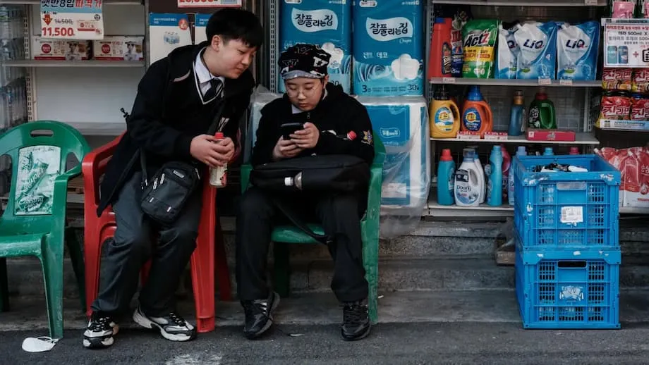 Nagpatupad ang South Korea ng Makasaysayang Batas na Nagbabawal sa mga Mobile Phone sa mga Paaralan: Masusing Pagsusuri sa Debate, Epekto, at Pandaigdigang Konteksto