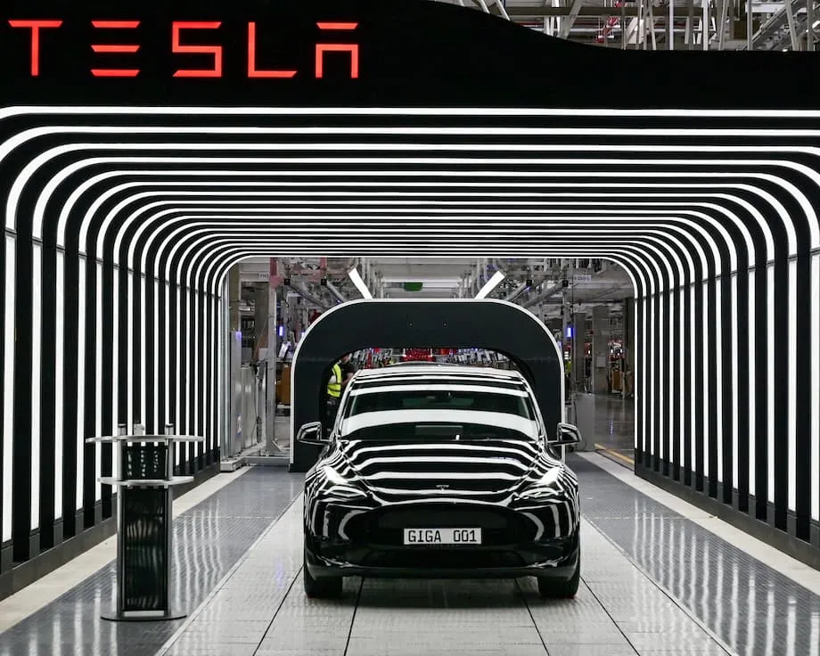 Bumagsak ang Benta ng Tesla sa Europa, Habang Sumisirit ang BYD: Ano ang Nasa Likod ng Pagbabago sa Merkado ng mga De-kuryenteng Sasakyan?