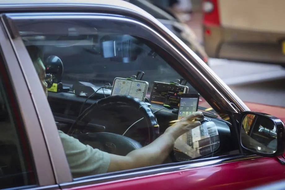 Lilimitahan ng Hong Kong ang mga Telepono sa Dashboard ng Sasakyan Simula 2026: Ano ang Dapat Malaman ng mga Drayber
