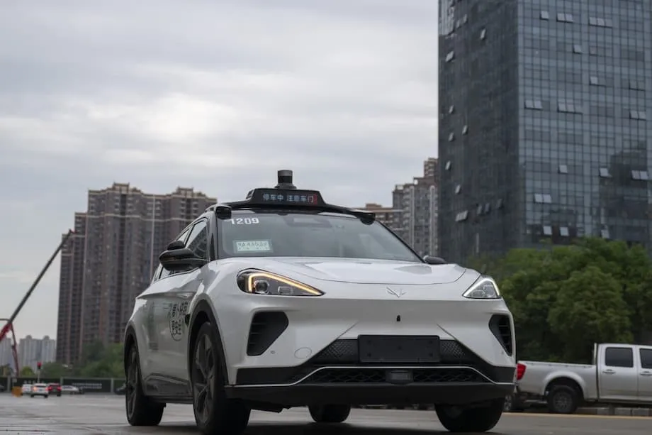 Magde-deploy ang China ng 300,000 drayberles na taxi sa malalaking lungsod pagsapit ng 2030, na magpapabilis sa pandaigdigang karera ng mga robotaxi