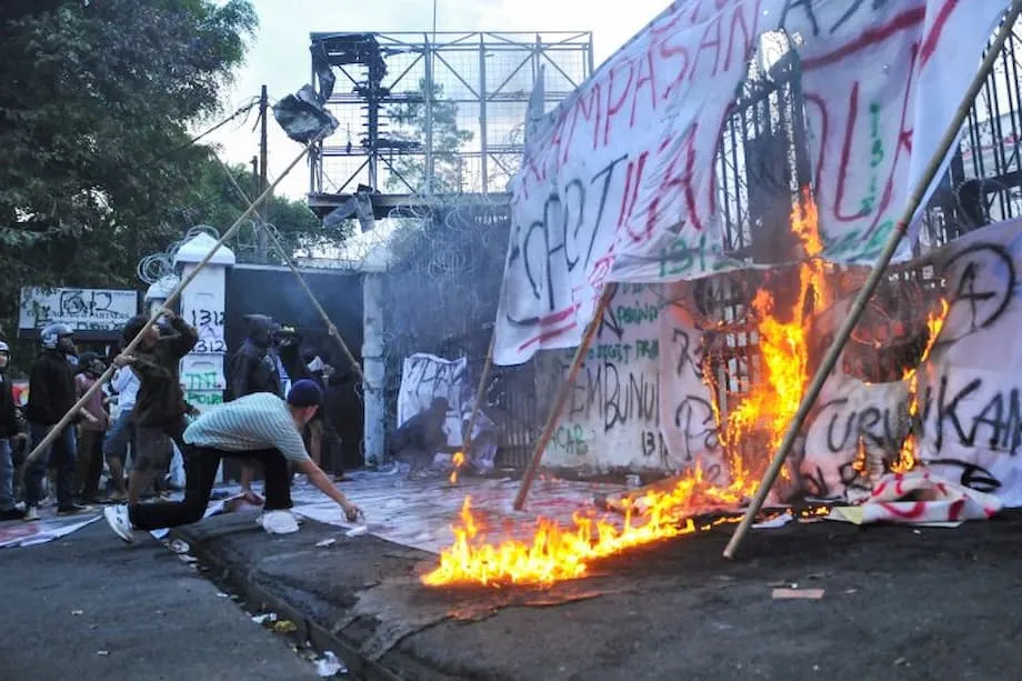 Inilantad ng Tear Gas sa mga Unibersidad sa Bandung ang Mas Matinding Galit sa Hindi Pagkakapantay-pantay at Pagpupulis