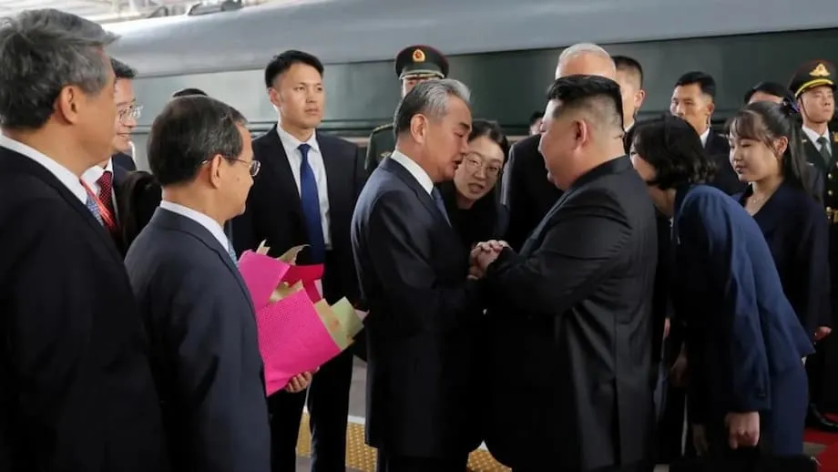 Pumasok si Kim Ju Ae sa entablado ng mundo bilang posibleng susunod na pinuno ng Hilagang Korea