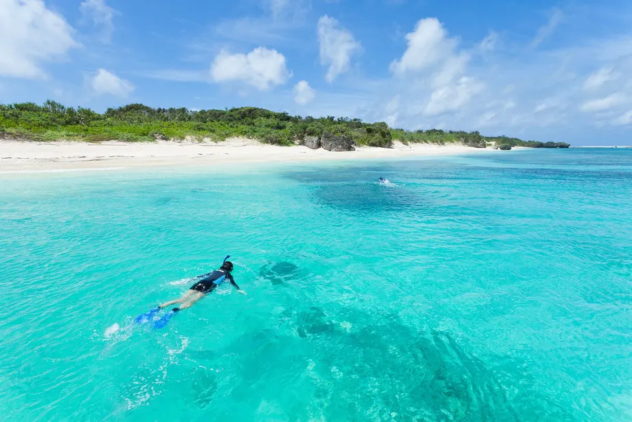 Bakasyon sa Dalampasigan ng Okinawa: Tropikal na Pahingahan ng Japan
