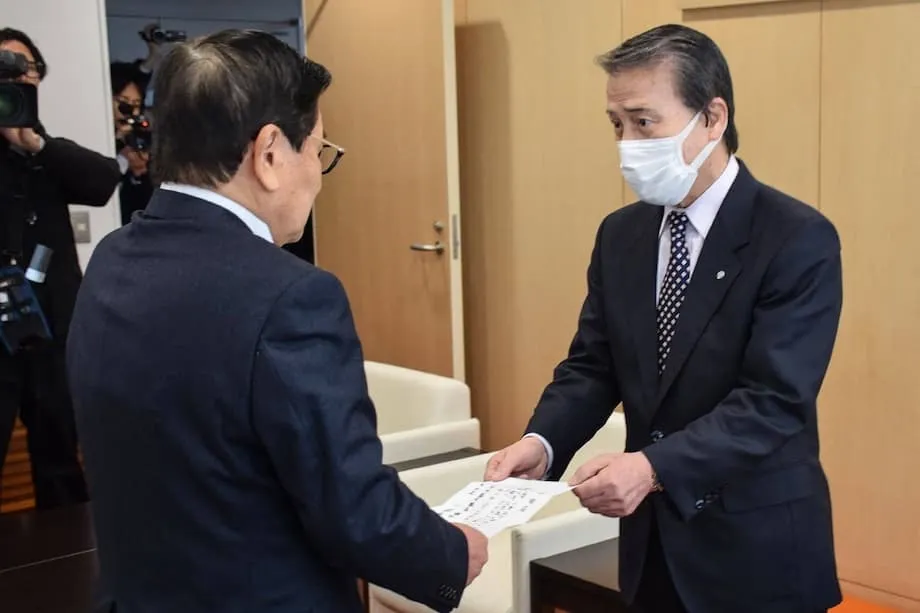 Pumutok ang batikos sa Japan matapos manalo sa konseho ang dating alkalde na inakusahan ng panliligalig