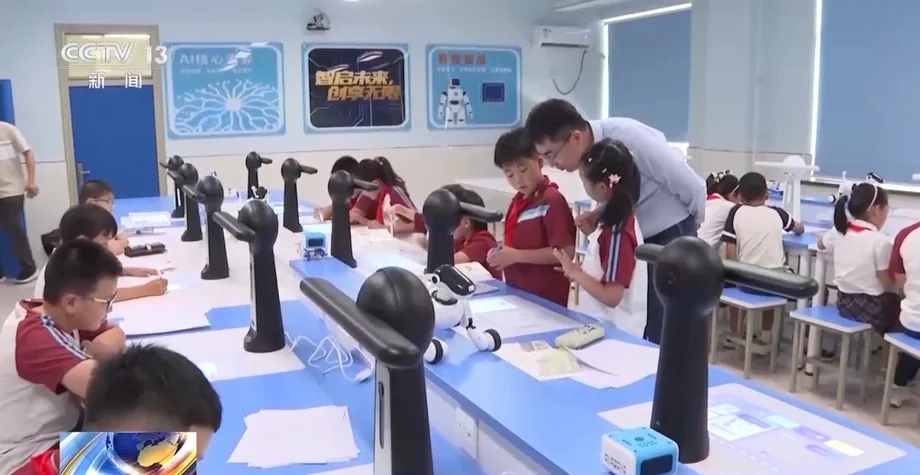 Inilunsad ng China ang pambansang kurikulum sa AI sa mga paaralan