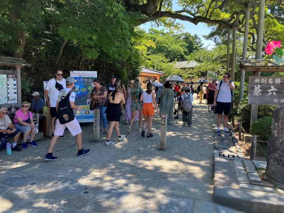 Mas maraming Kanluraning turista kaysa turista mula Silangang Asya ang naaakit sa Kanazawa, salungat sa padron ng turismo sa Japan