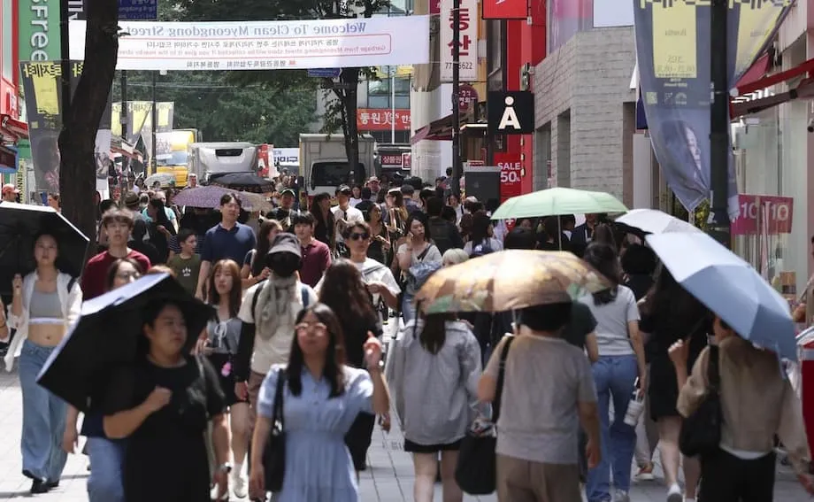 Nagpaalab ng pagtutol ng publiko, pangamba sa kalusugan at mas malawak na debateng pampulitika ang plano ng Korea para sa mga grupong turistang Tsino na makapasok nang walang visa