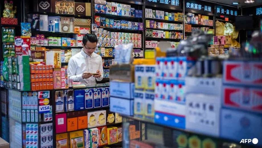 Sobra ang Sinisingil sa Turistang Singaporean para sa mga Halamang Gamot sa Botika sa Hong Kong
