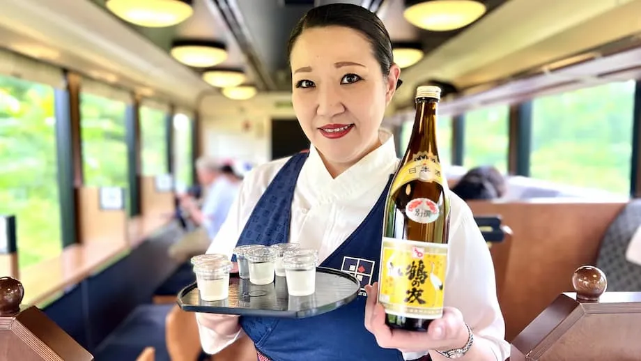 Sakay sa tren ng sake sa Niigata, sa niyebeng bansa ng Japan