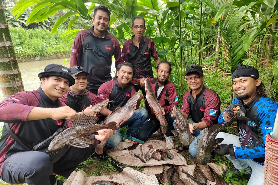 Nagiging Tagapangalaga ang mga Mangingisda Habang Nagbabanta sa mga Ilog ng Malaysia ang mga Ipinakilalang Isdang Dayuhan