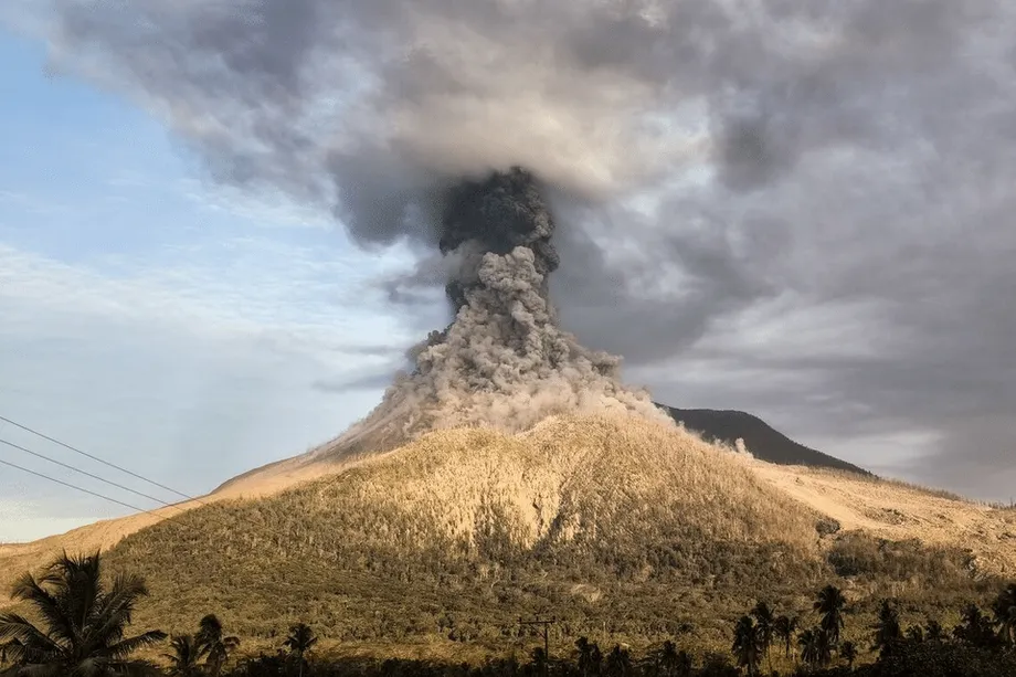 Itinaas ng Indonesia ang Alert Level Matapos Pumutok ang Bulkang Lewotobi Laki-Laki