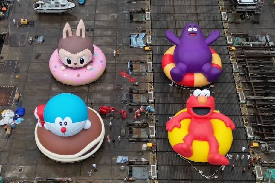 Magmamartsa ang mga Higanteng Inflatable na Icon sa Victoria Harbour ng Hong Kong