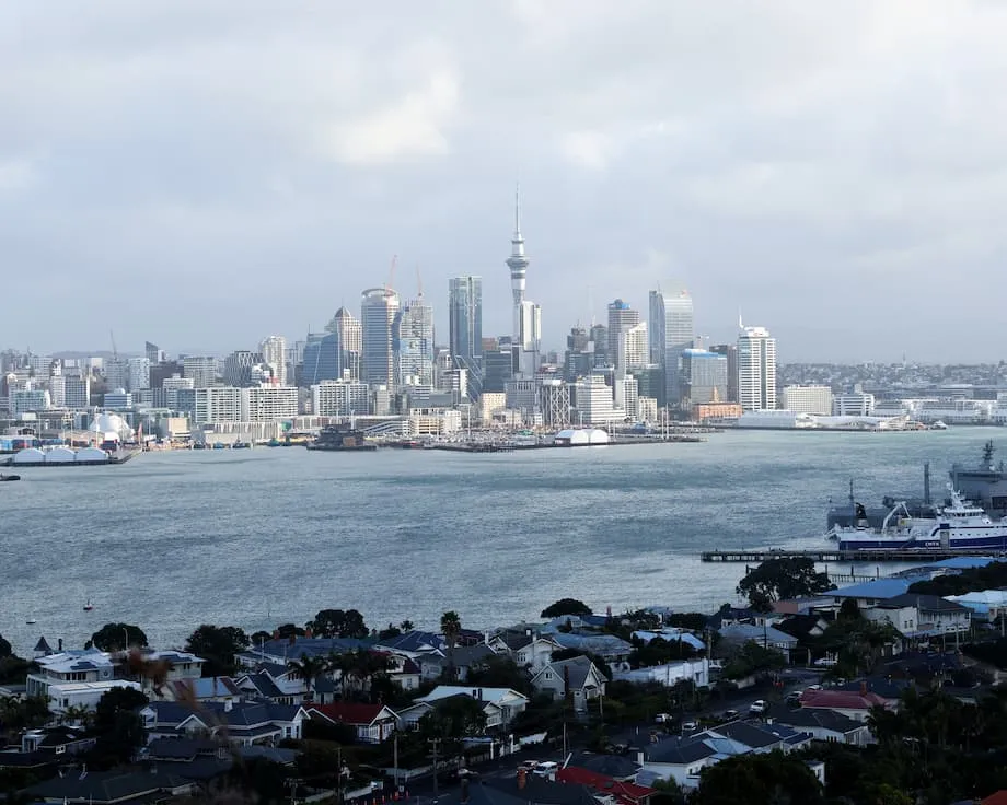 Binabago ng New Zealand ang mga patakaran sa paninirahan upang punan ang kakulangan sa kasanayan at pigilan ang pag-alis ng mga mamamayan
