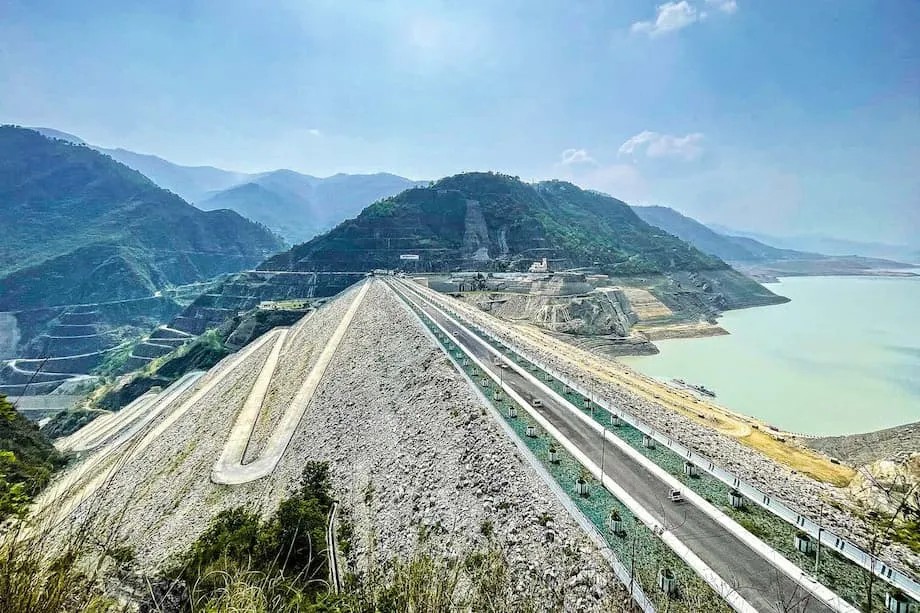 Marurupok na Kabundukan, Malalaking Dam: Ang Pagsugal sa Enerhiyang Tubig sa Himalaya