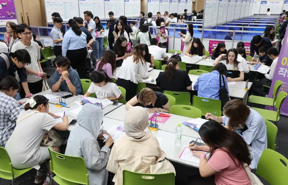 Lumampas sa 300,000 ang mga dayuhang estudyante sa Korea habang nagbabago ang mga kampus