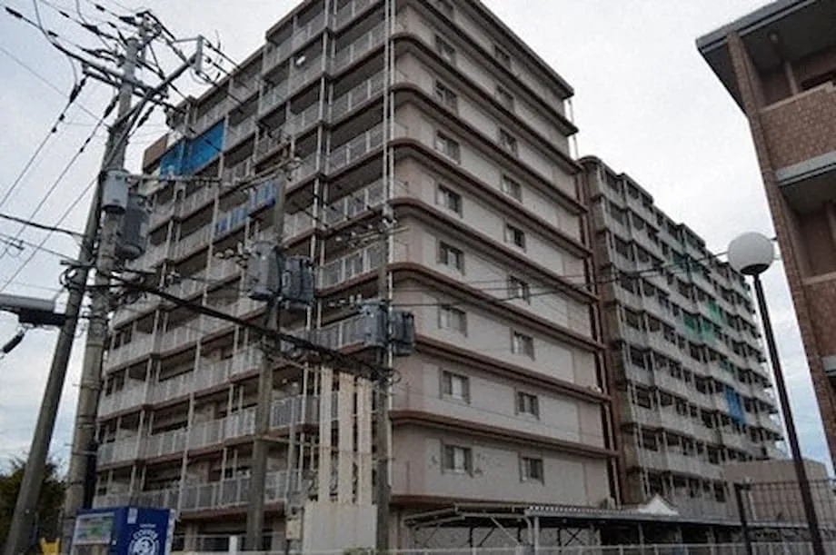 Manatili sa bahay o lumikas? Gabay para sa mga residente ng mga apartment na yari sa reinforced concrete sa Japan