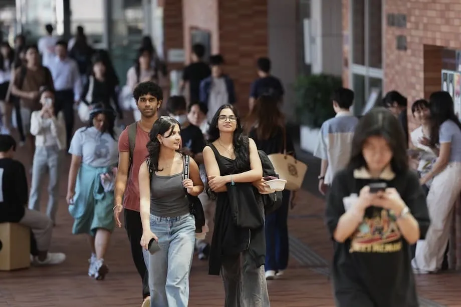 Itataas ng Hong Kong sa 50 porsiyento ang limitasyon sa mga estudyanteng hindi lokal; tututukan ang pabahay at integrasyon