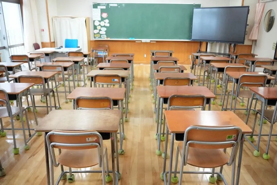 Bakit Pinakamatagal Pa Ring Nagtatrabaho ang mga Guro sa Japan sa mga Bansa ng OECD