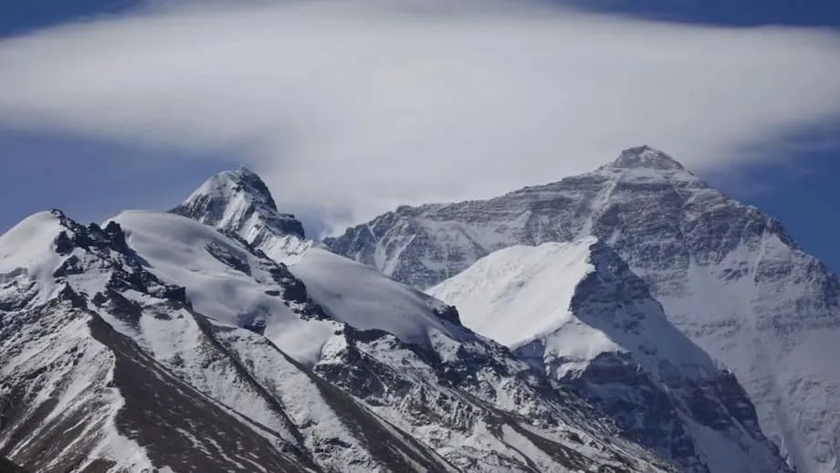 Mga Hiker sa Everest, Nailigtas Matapos Maipit ang Daan-daan sa Blizzard