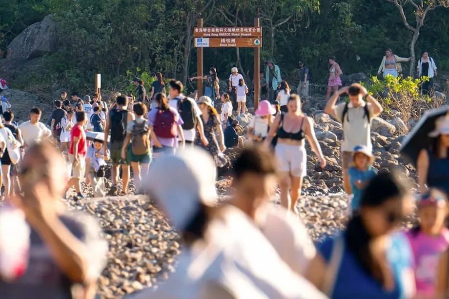 Tinitimbang ng Hong Kong ang pressure ng turismo sa Sharp Island habang minamaliit ng mga opisyal ang pinsala sa bahura