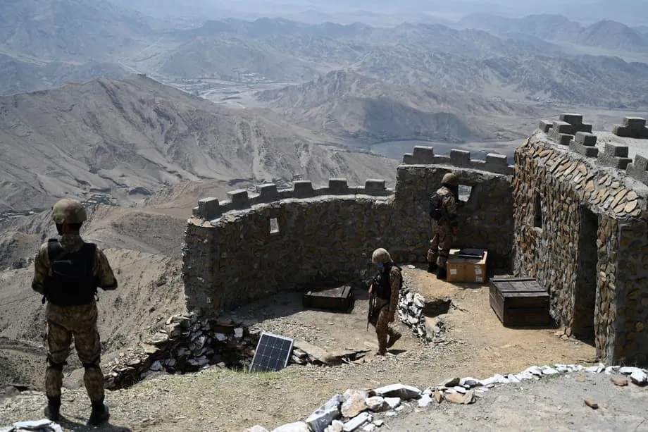 Nagsara ang mga Sagupaan at Isinara ang Hangganan ng Pakistan at Afghanistan Matapos Maghiganti sa mga Pag-atake sa Himpapawid