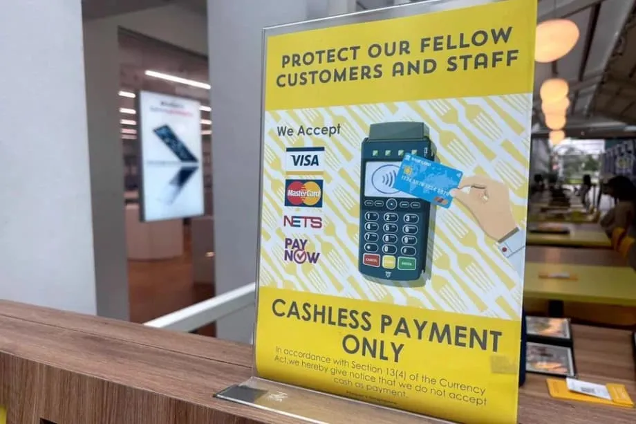 Nag-iiwan sa Ilang Kabataan at Nakatatanda ang mga Tindahang Cashless-Only sa Singapore