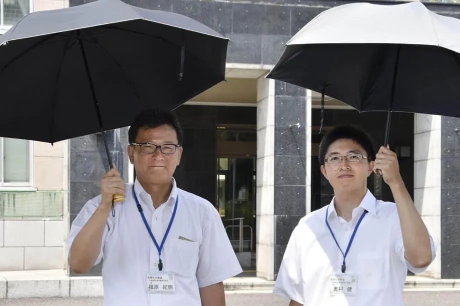 Sa tindi ng init sa Japan, gumagamit na rin ng parasol ang mga lalaki para magpalamig