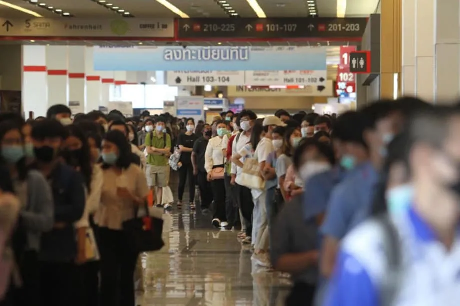 Lumilihis ang mga Nagtapos sa Thailand sa mga Full-Time na Trabaho Dahil sa Kawalan ng Seguridad sa Hanapbuhay at Pagbabago Dulot ng AI