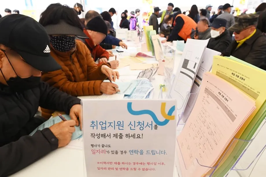 Umabot sa Rekord ang Agwat sa Sahod sa South Korea Habang Lumilipat ang mga Nakatatanda sa Mababang Sahod na Part-Time na Trabaho sa Pangangalaga