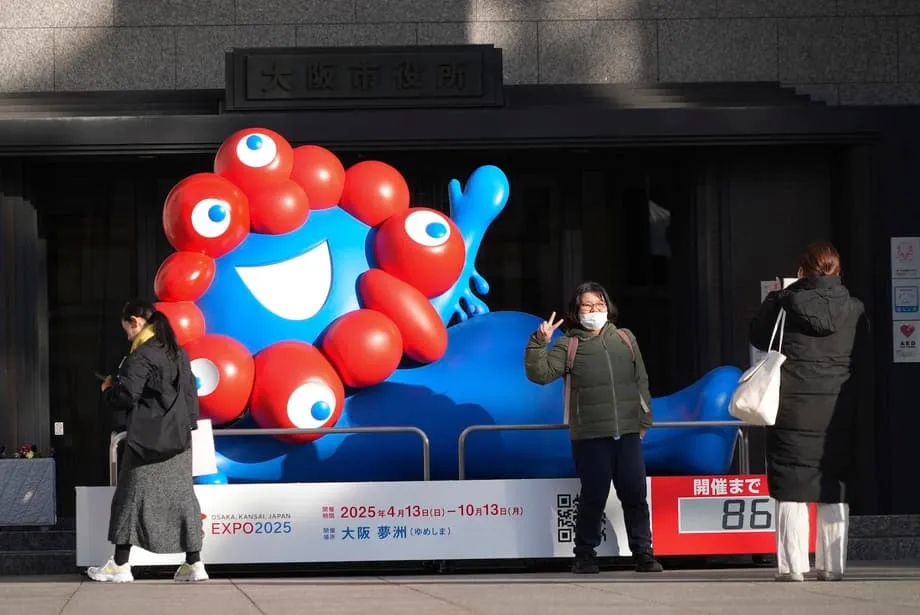 Paano Mula sa Kakatakutan ay Naging Minamahal na Sagisag ang Mascot ng Osaka Expo na si Myakumyaku