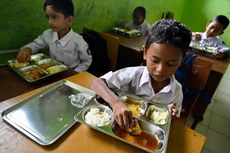 Daan-daan ang nagkasakit sa Indonesia matapos kumain ng libreng pagkain sa paaralan