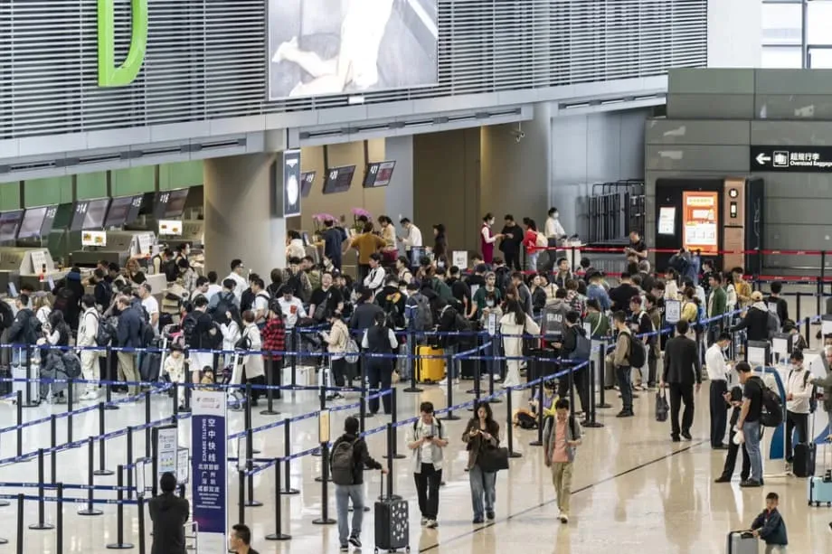 Patuloy na Nahihirapan ang Tatlong Malalaking Airline ng China Dahil sa Murang Pamasahe sa Kabila ng Pag-angat ng Kita Nitong Tag-init