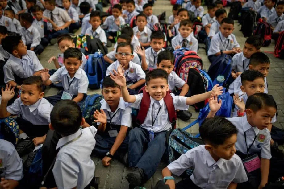 Malaking Pagbabago sa mga Silid-Aralan ng Malaysia: Dalawang Guro, Pinagsamang mga Aralin, at Usapin sa Kahandaan