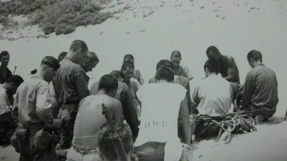 Aka Island 1945: Nagpiknik ang mga Sundalong Amerikano at Hapones at Nagkasundo sa Isang Truce