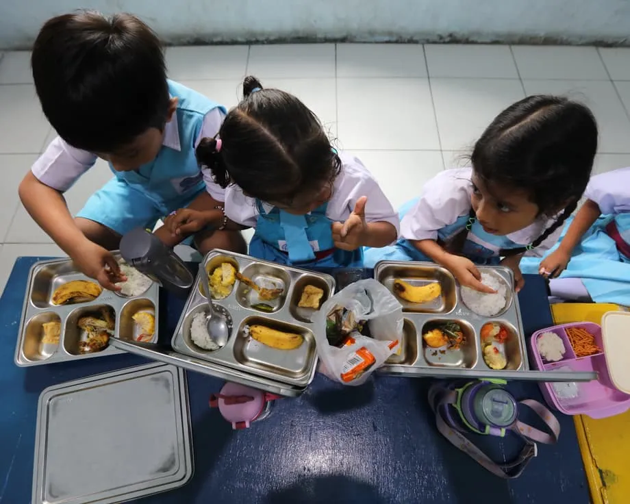 Binatikos ang Libreng Pagkain sa mga Paaralan sa Indonesia Habang Dumarami ang Kaso ng Pagkalason sa Pagkain