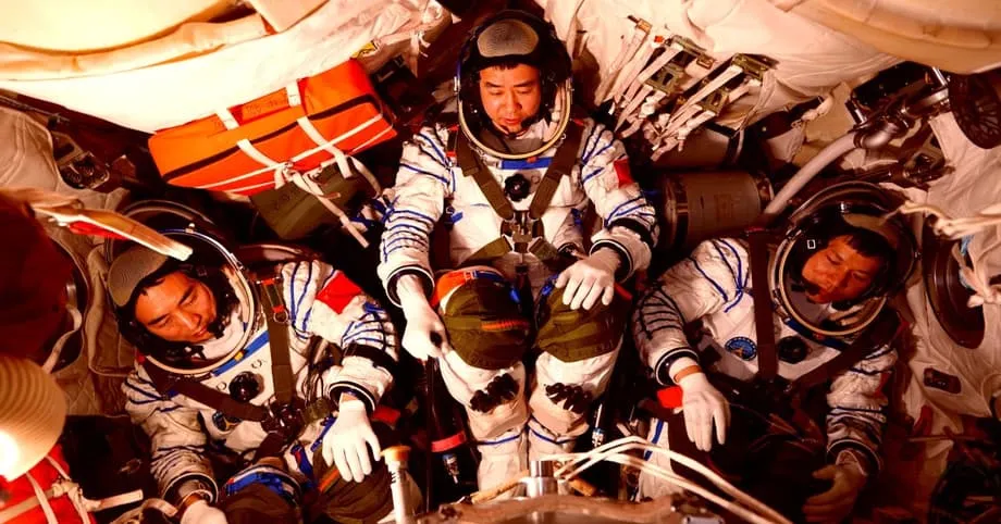 Bitak sa bintana ng Shenzhou 20, nag-udyok ng pagpapalit ng sasakyan ng mga tripulante at nagbigay-diin sa panganib ng mga kalat sa orbit