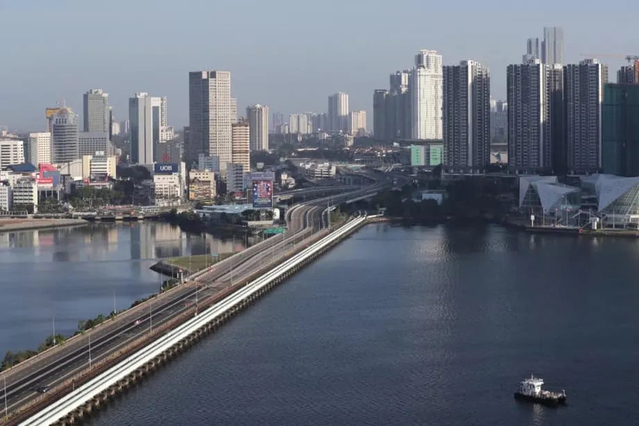 Sinusubok ng Paglakas ng Ringgit ang Pang-akit ng mga Trabaho sa Singapore para sa mga Malaysian