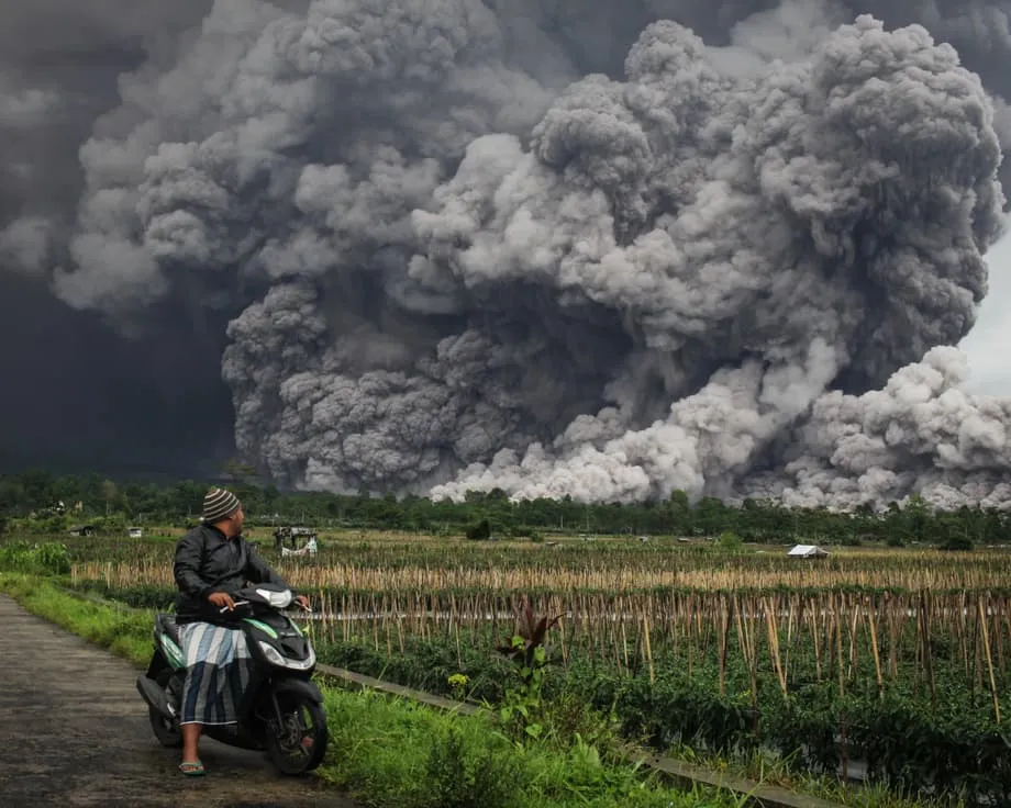 Pumutok ang Bulkang Semeru sa Silangang Java; Itinaas sa Pinakamataas na Antas ang Alerto at Isinasagawa ang mga Paglikas
