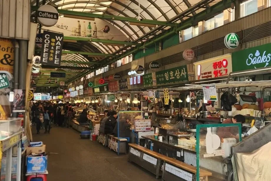 Iskandalo sa paniningil nang sobra sa Gwangjang Market, nagbunsod ng kaso ng mga negosyante at pagbabago sa mga patakaran sa Seoul