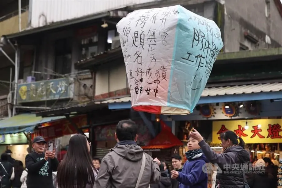 Susubukan ng Taiwan Railway ang kontroladong pagpapalipad ng mga parol sa riles ng Pingxi