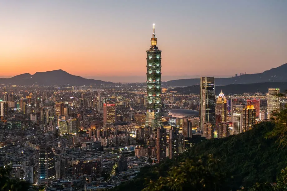 Pinapalakas ng AI boom sa Taiwan ang paglago habang nahuhuli ang sahod at pabahay