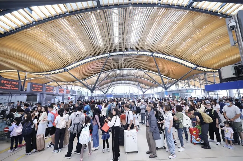 Pinalawak ang mga express lane na gumagamit ng facial recognition para sa mga taga-Hong Kong; mas mahabang pagbisita sa lungsod para sa mga propesyonal mula sa mainland