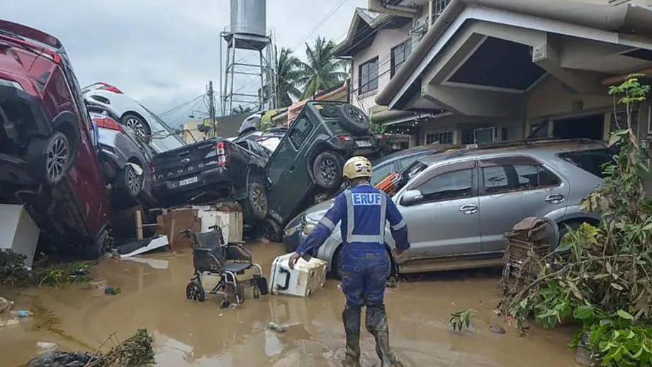 Nayanig ang Cebu sa walang kapantay na pagbaha habang hinahagupit ng Bagyong Kalmaegi ang gitnang Pilipinas